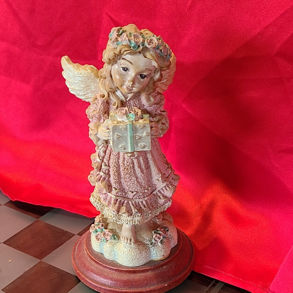 Collectible Angel figurine house of lloyd 1996